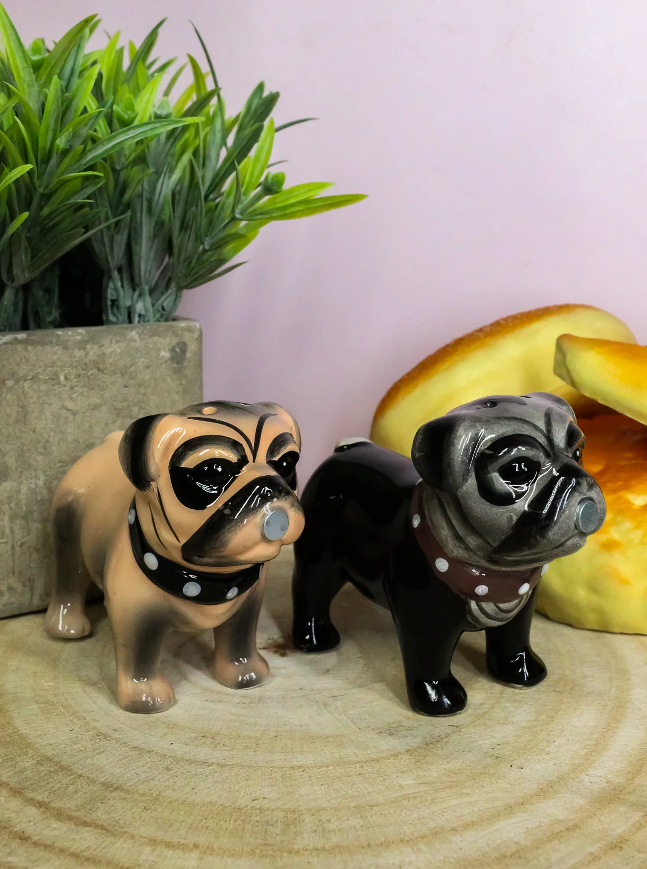 Adorable Kissing Love Pugs Decorative Ceramic Salt And Pepper Shakers Figurines - Image 6