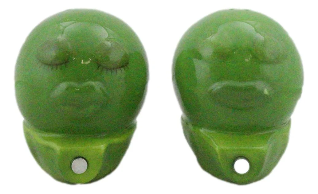 For The Love Of Vegetables 2 Green Peas In A Pod Kissing Salt Pepper Shakers Set - Image 3