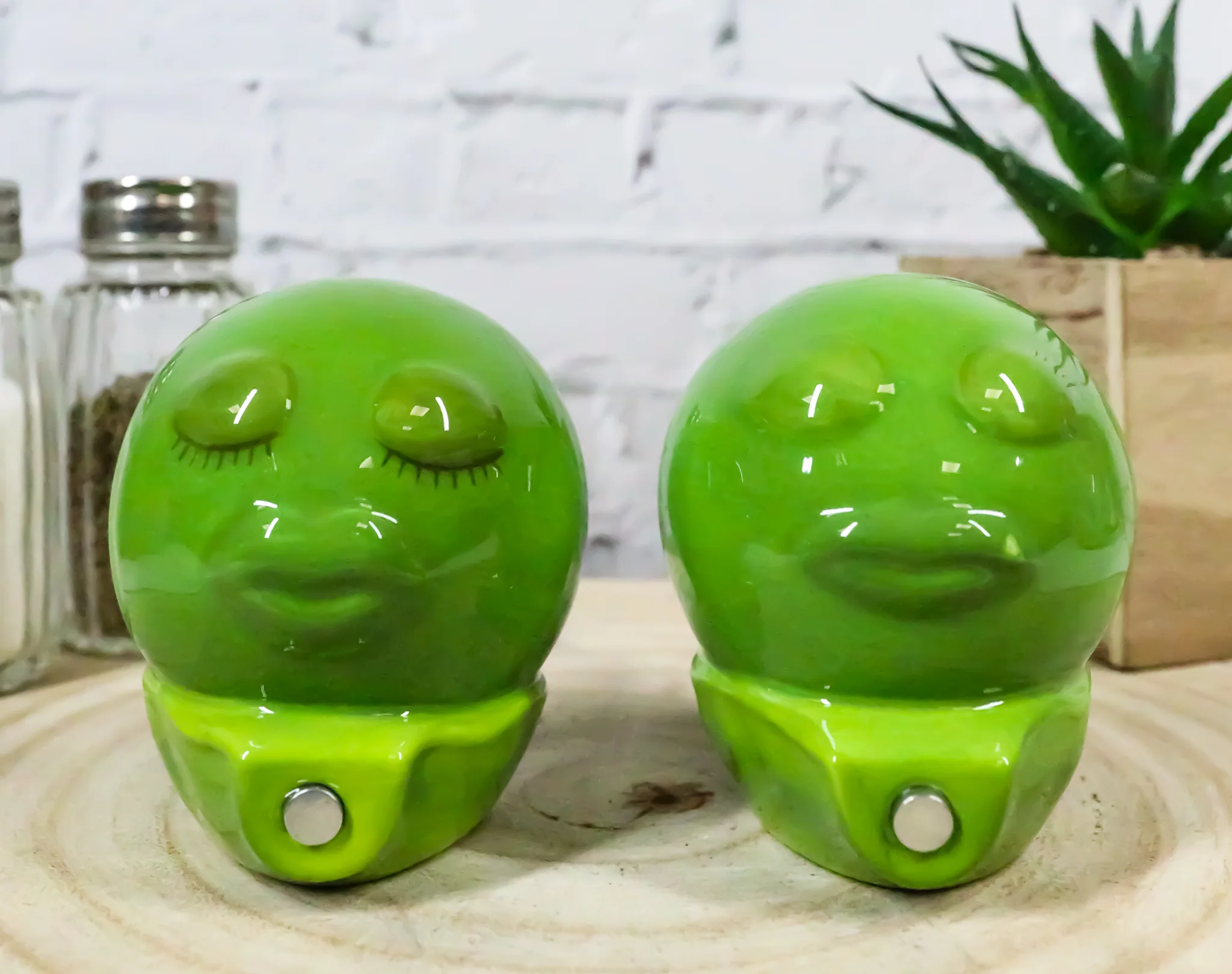 For The Love Of Vegetables 2 Green Peas In A Pod Kissing Salt Pepper Shakers Set - Image 8