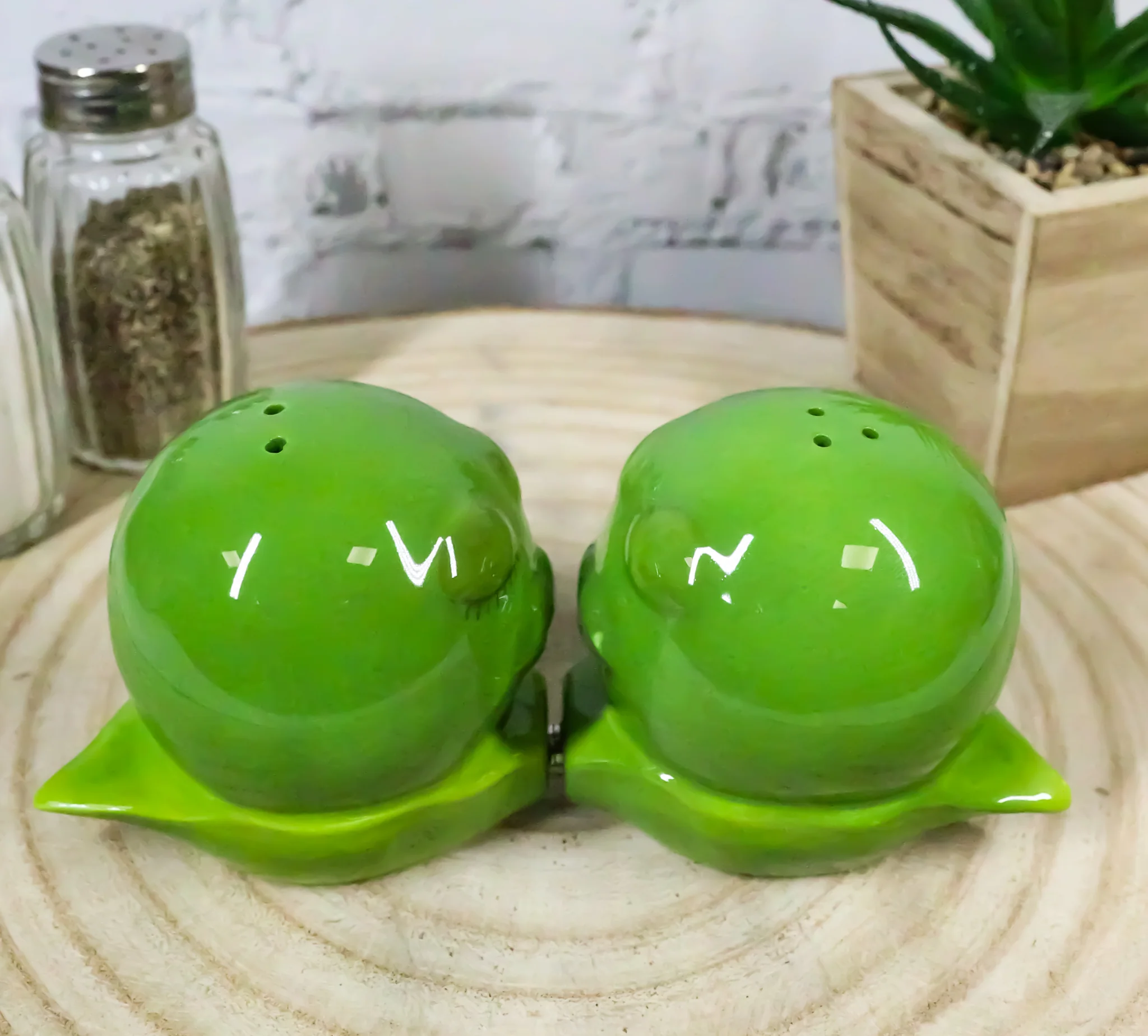 For The Love Of Vegetables 2 Green Peas In A Pod Kissing Salt Pepper Shakers Set - Image 9