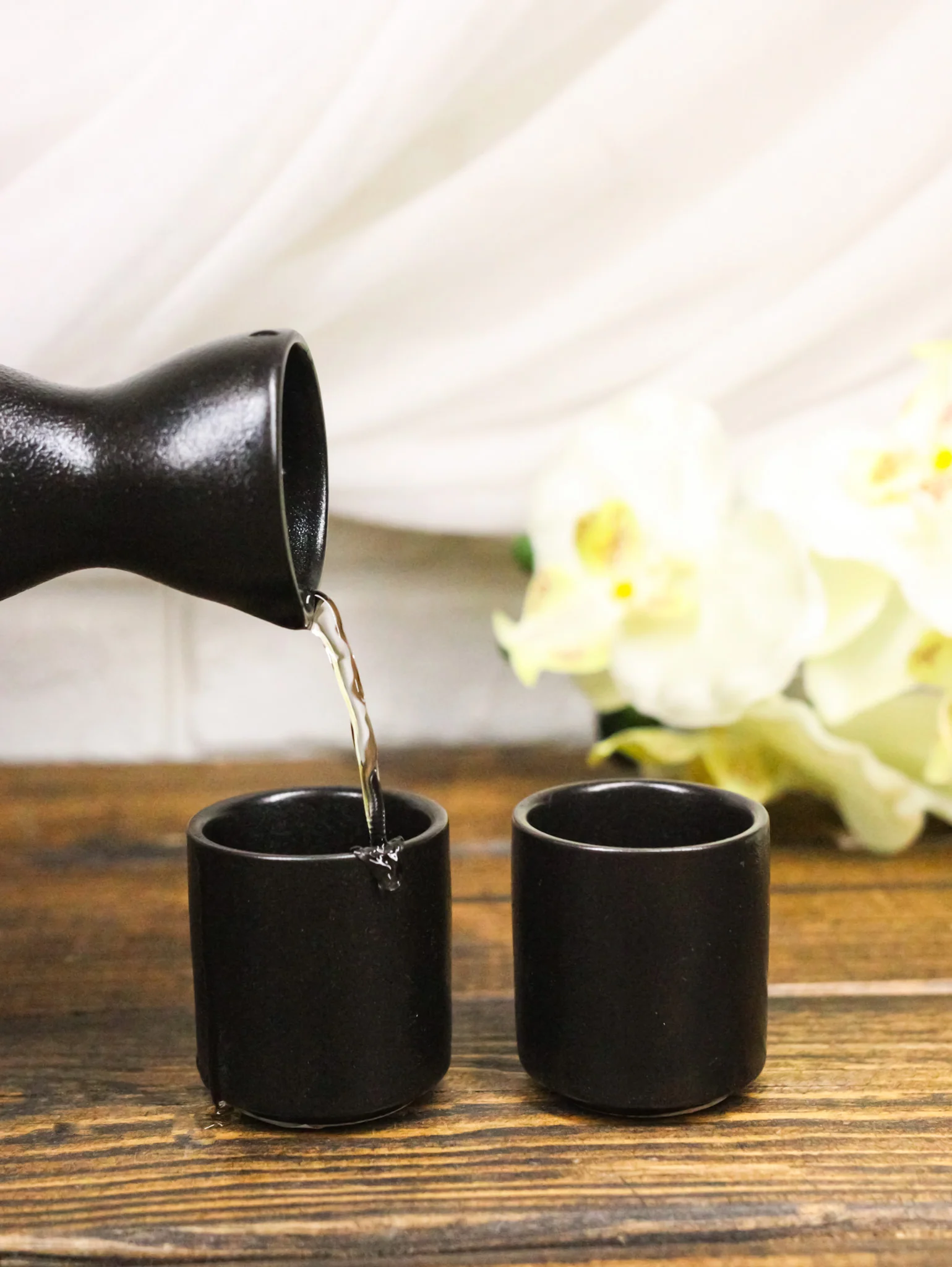 Minimalistic Black Kokuyo Porcelain Japanese Wine Sake Flask With 2 Cups Set - Image 8