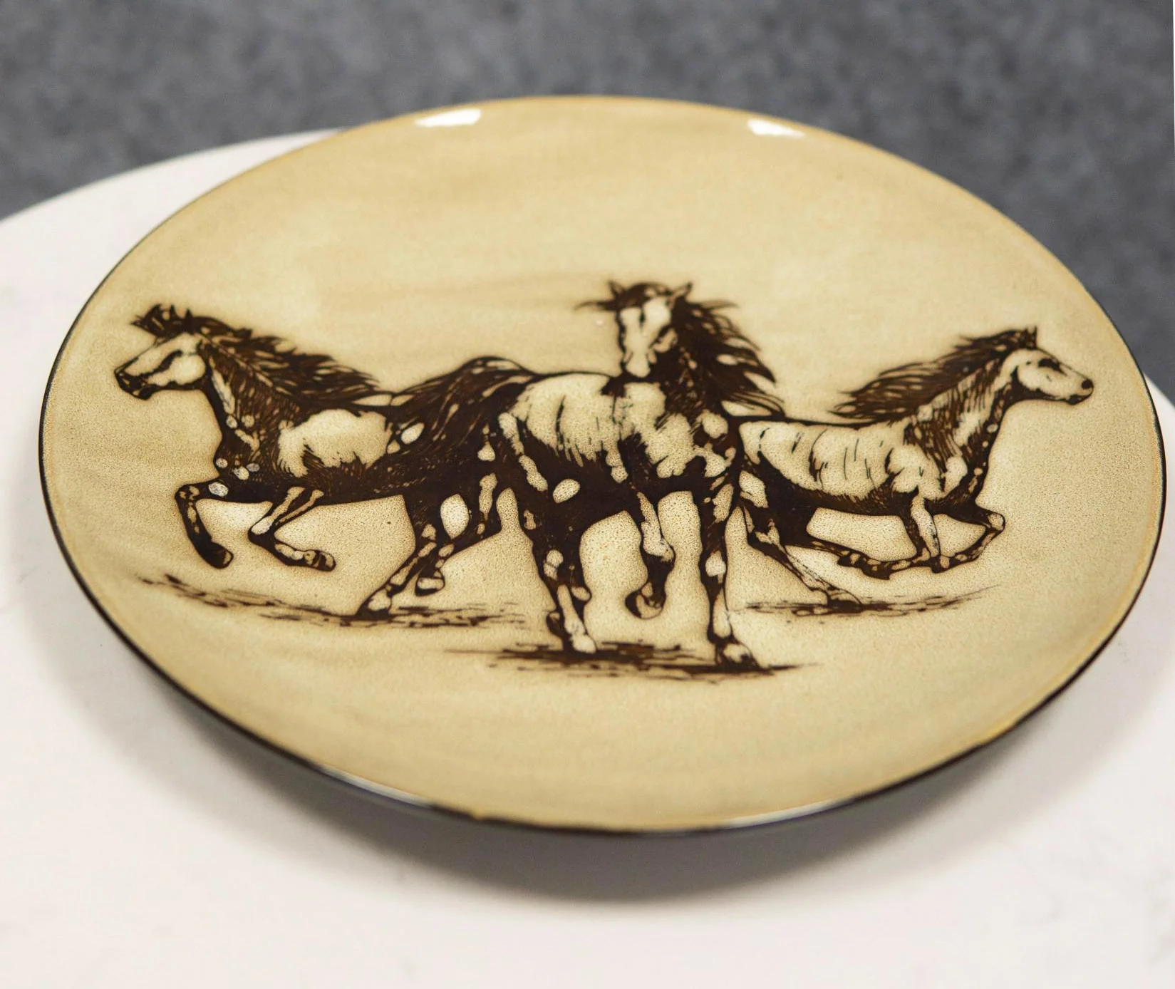 Ebros Western Rustic Running Horses Abstract Art Round Dinner Plate Set of 4 - Image 3
